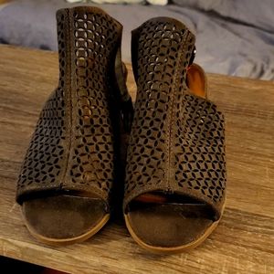 Carlos Santana Deandra Size 6 Faux Suede